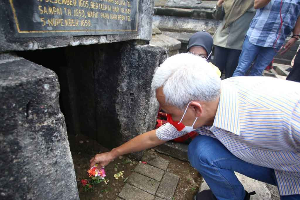 Ketua Umum Pengurus Pusat Keluarga Alumni Universitas Gajah Mada (Kagama), yang juga Gubernur Jawa Tengah Ganjar Pranowo, berziarah ke makam pahlawan nasional Sultan Hasanuddin di Kelurahan Katangka, Kecamatan Somba Opu, Kabupaten Gowa, Sulawesi Selatan, Sabtu, 7 Mei 2022.