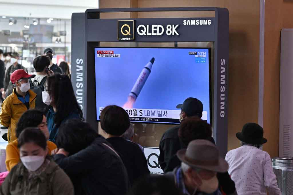 Kementerian pertahanan Jepang juga mencuit bahwa proyektil tersebut bisa jadi adalah rudal balistik. Media penyiaran publik Jepang NHK yang mengutip sumber-sumber pemerintah mengatakan proyektil tersebut mendarat di luar zona ekonomi eksklusif negaranya.