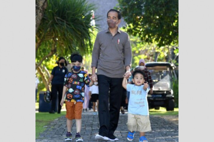 Deburan ombak menyambut kedatangan Presiden Joko Widodo (Jokowi) bersama keempat cucunya di pantai sekitar Nusa Dua, Kabupaten Badung, Bali, Jumat, 6 Mei 2022. Keempat cucu Presiden tampak antusias melihat birunya air laut.