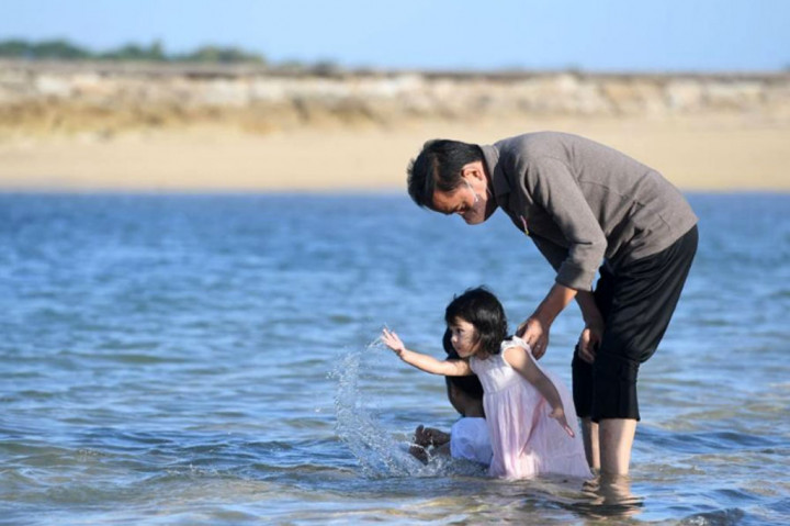 Jokowi bersama keempat cucunya bermain air di pantai sekitaran Nusa Dua, Badung, Bali.