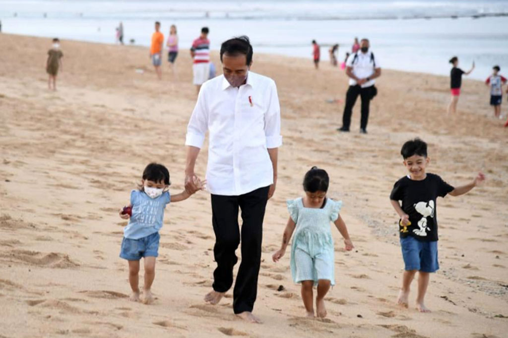 Sekitar pukul 18.52 WITA, Presiden beserta keluarga meninggalkan Pantai Nusa Dua untuk kembali ke Istana Kepresidenan Tampaksiring.