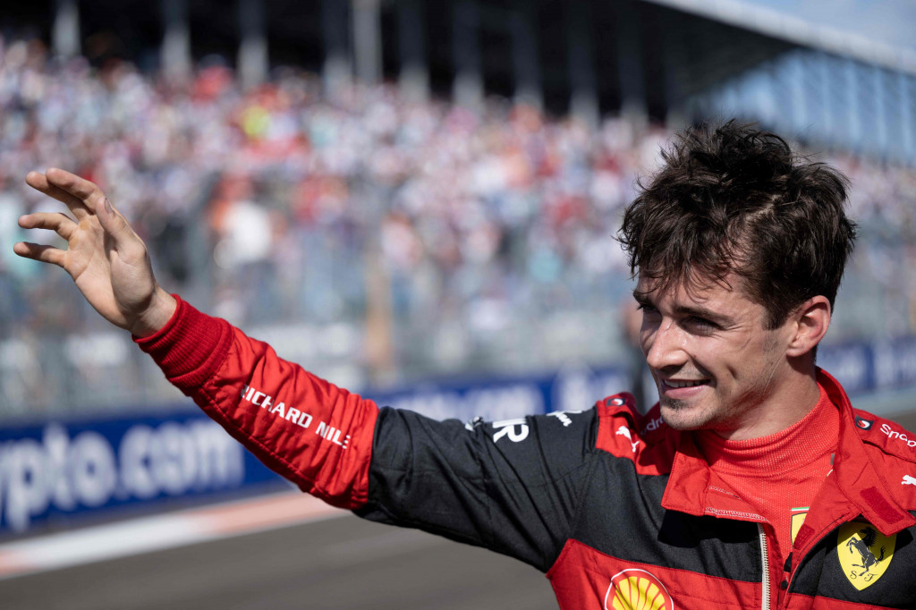 Namun, upaya Verstappen untuk meraih pole gagal karena kesalahan yang dibuat di sektor pertama. Alhasil, Leclerc berhasil merebut pole dengan catatan waktu 1 menit 29,796 detik.