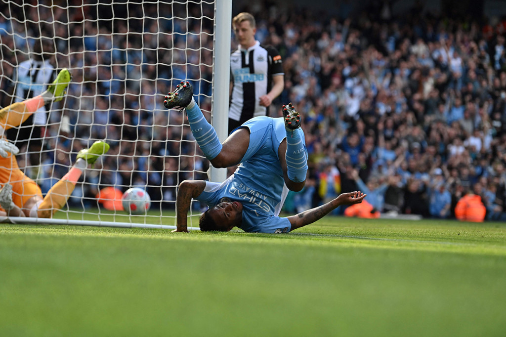 Man City mampu mencetak dua gol di babak pertama lewat Raheem Sterling (menit ke-19) dan Aymeric Laporte (38').