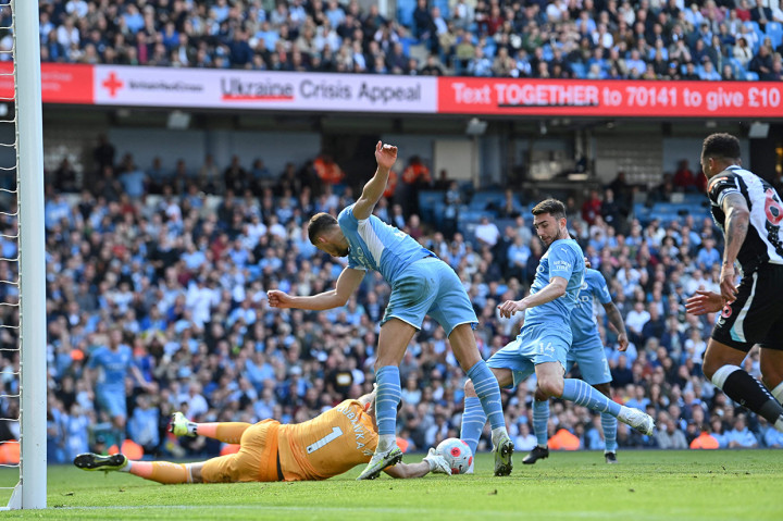 Aymeric Laporte saat mencetak gol ke gawang Newcastle United di Etihad Stadium pada laga lanjutan Liga Inggris, Minggu, 8 Mei 2022, malam WIB. 
