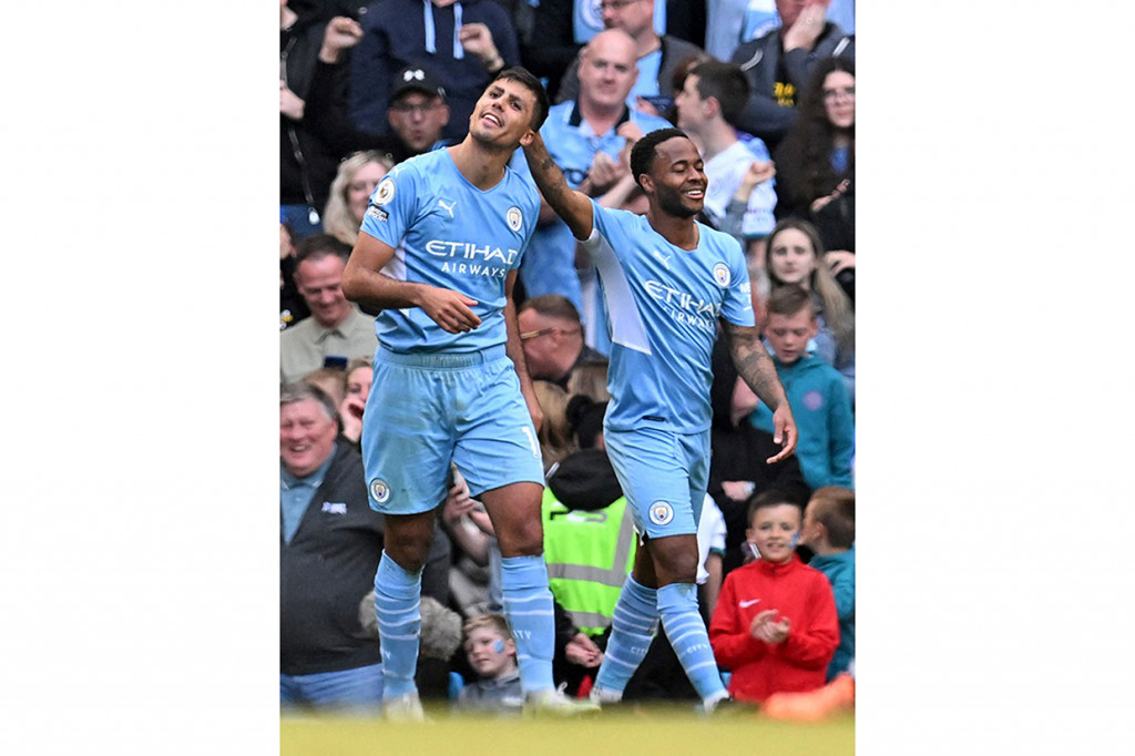Raheem Sterling (kanan) dan Rodri (kiri) melakukan selebrasi usai mencetak gol ke gawang Newcastle United di Etihad Stadium pada laga lanjutan Liga Inggris, Minggu, 8 Mei 2022, malam WIB. 