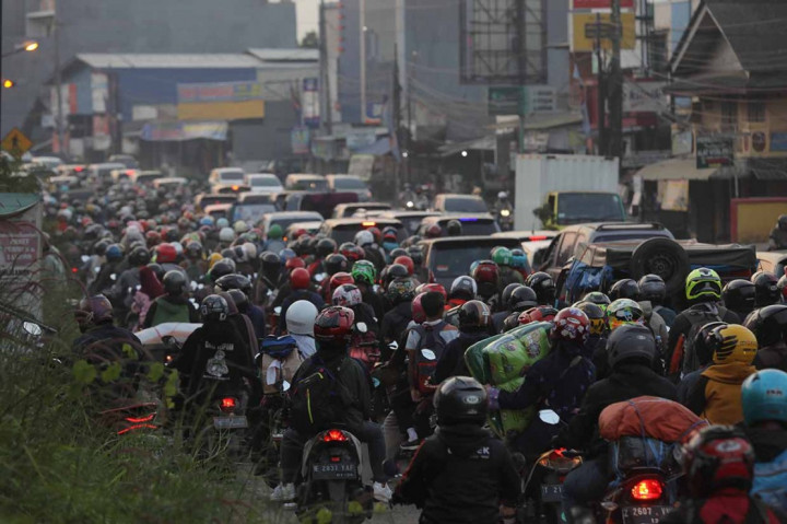 Ribuan pemudik motor yang menuju Jakarta terjebak kemacetan di Jalan Raya Kosambi, Kabupaten Karawang, Jawa Barat, Minggu, 8 Mei 2022. 