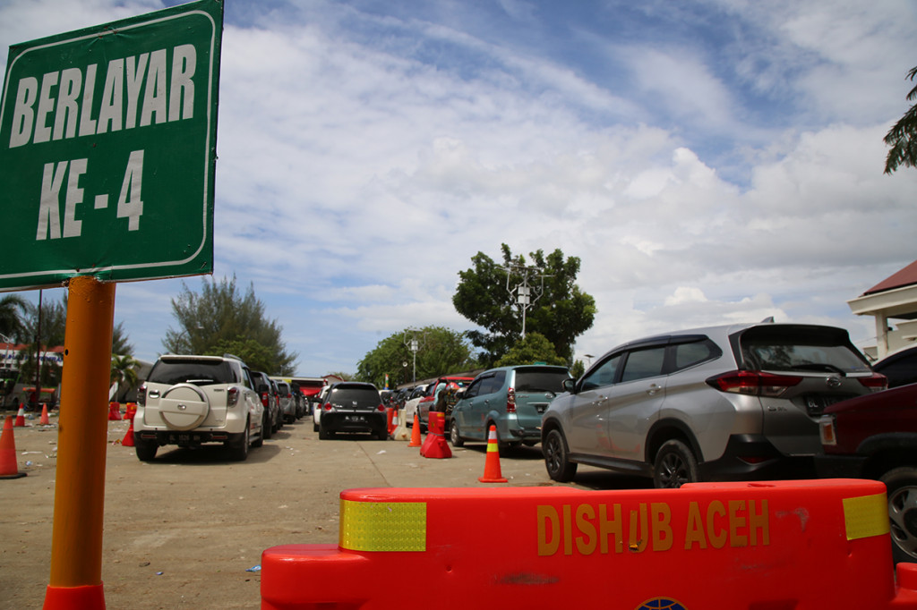 Pantauan Medcom.id di lokasi, antrian kendaraan di Pelabuhan Ulee Lheue terlihat mengular hingga ke luar area pelabuhan. Hal ini menunjukkan bahwa animo masyarakat untuk berwisata ke Sabang cukup tinggi.