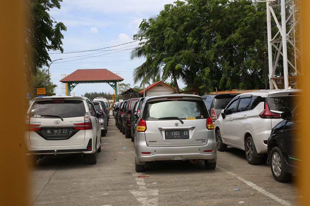 Selain penumpang, terdapat 2.202 kendaraan roda dua dan 883 kendaraan roda empat telah berhasil diseberangkan, baik dari Ulee Lheue maupun Balohan.