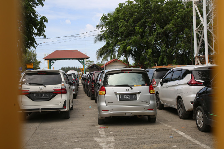 Selain penumpang, terdapat 2.202 kendaraan roda dua dan 883 kendaraan roda empat telah berhasil diseberangkan, baik dari Ulee Lheue maupun Balohan.