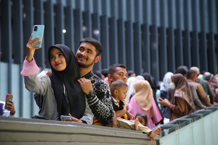 “Hari pertama dibuka atau lebaran ketiga, tercatat total pengunjung mencapai 2.927 orang, disusul hari keempat lebaran 4.101 orang,” kata Kasubbag Tata Usaha UPTD Museum Tsunami Aceh, Mimi Oktriyeni, Minggu, 8 Mei 2022.