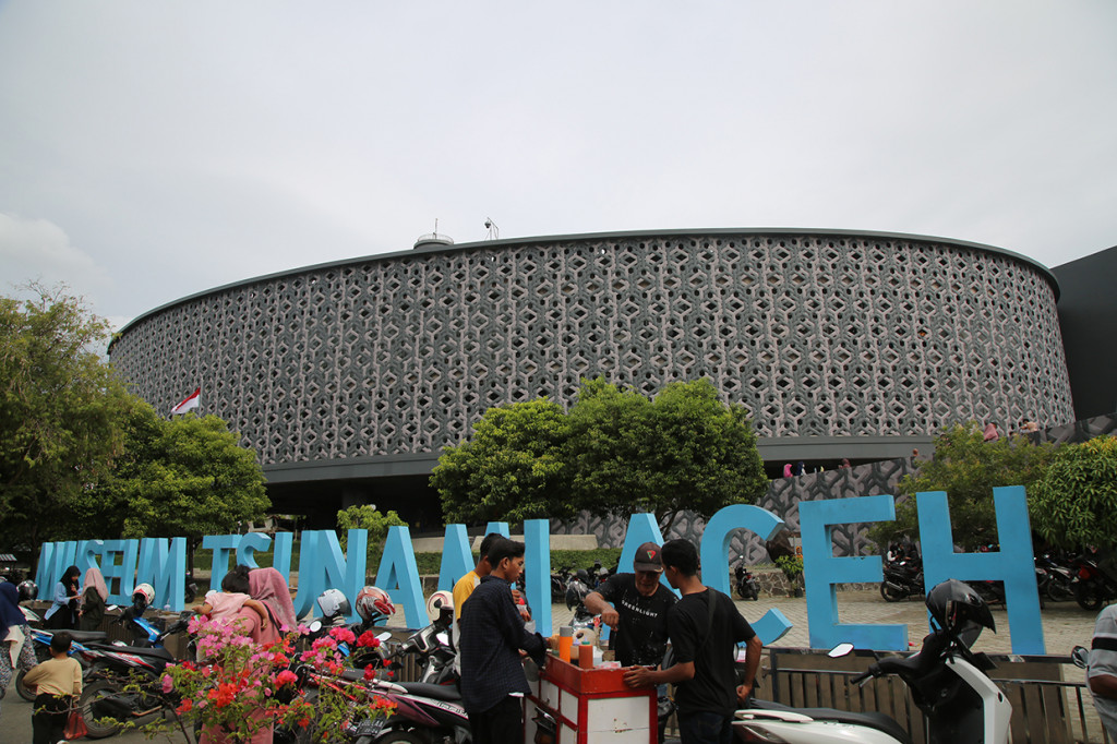 Ribuan pengunjung memadati tempat wisata Museum Tsunami Aceh yang di buka sejak hari ketiga lebaran. Lonjakan pengunjung di museum tsunami Aceh tersebut terjadi akibat banyaknya wisatawan dari Sumatera Utara (Sumut) yang berlibur ke Aceh.