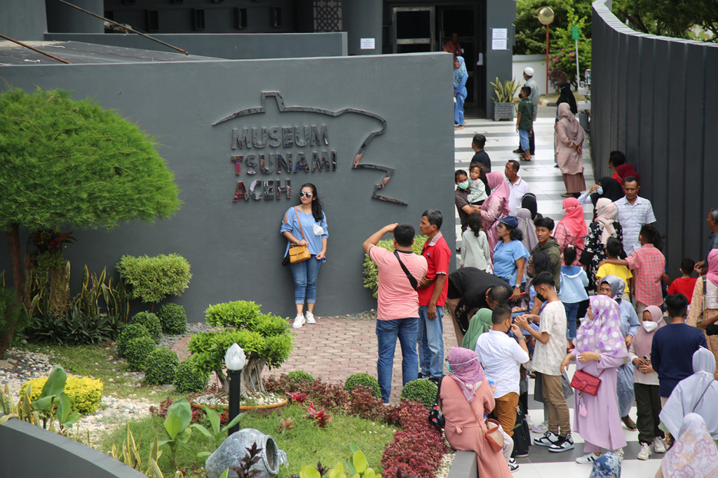 Pihaknya menerangkan, terkait protokol kesehatan, manajemen Museum Tsunami Aceh selalu menghimbau pengunjung agar dapat menggunakan masker dan mencuci tangan.