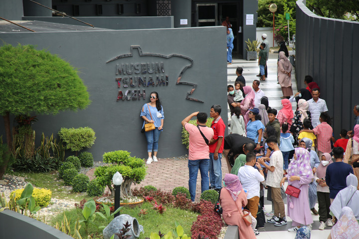 Pihaknya menerangkan, terkait protokol kesehatan, manajemen Museum Tsunami Aceh selalu menghimbau pengunjung agar dapat menggunakan masker dan mencuci tangan.