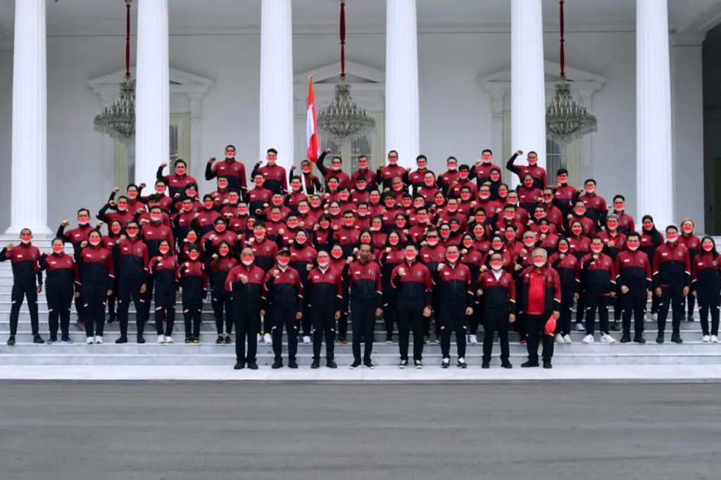Setelah menyampaikan sambutan, Jokowi menyapa para peserta yang hadir. Jokowi didampingi oleh sejumlah menteri memberikan semangat kepada para atlet.