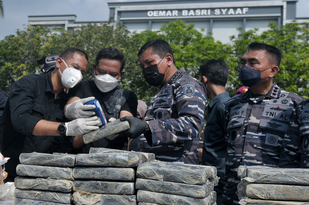Wakasal Laksdya TNI Ahmadi Heri Purwono (kedua kanan) menyaksikan uji barang bukti saat rilis kasus penyelundupan narkotika di Koarmada I, Jakarta, Senin, 9 Mei 2022.
