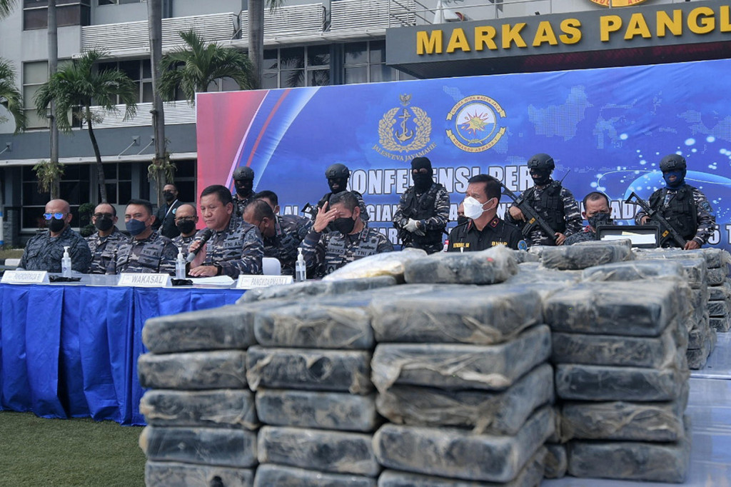 TNI Angkatan Laut berhasil menggagalkan peredaran narkoba jenis kokain di perairan Selat Sunda dengan berat 179kg dengan asumsi harga menurut BNN sekitar Rp1,25 Triliun.