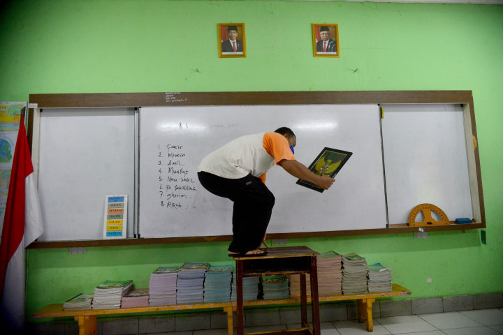 Ardi, penjaga sekolah membersihkan ruang kelas di Sekolah Dasar Negeri Gondangdia 01, Jakarta, Senin, 9 Mei 2022. Pemerintah memperpanjang liburan sekolah selama tiga hari di tiga provinsi, khususnya di Jabodetabek.