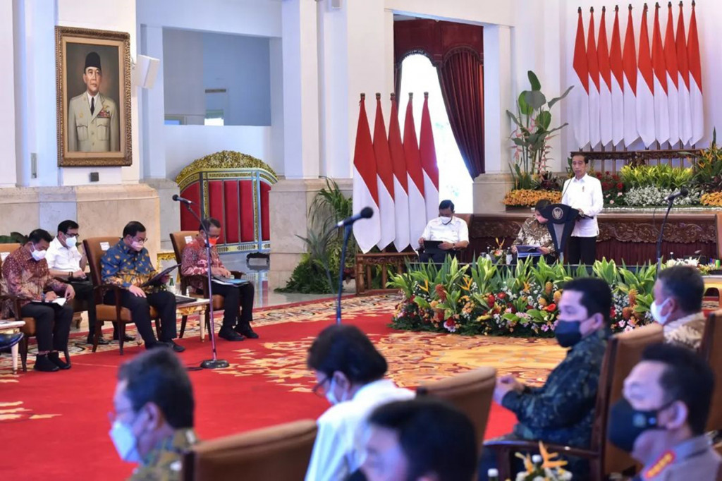 Presiden Joko Widodo memberikan sejumlah arahan saat memimpin Sidang Kabinet Paripurna yang digelar di Istana Negara, Jakarta, Senin, 9 Mei 2022.