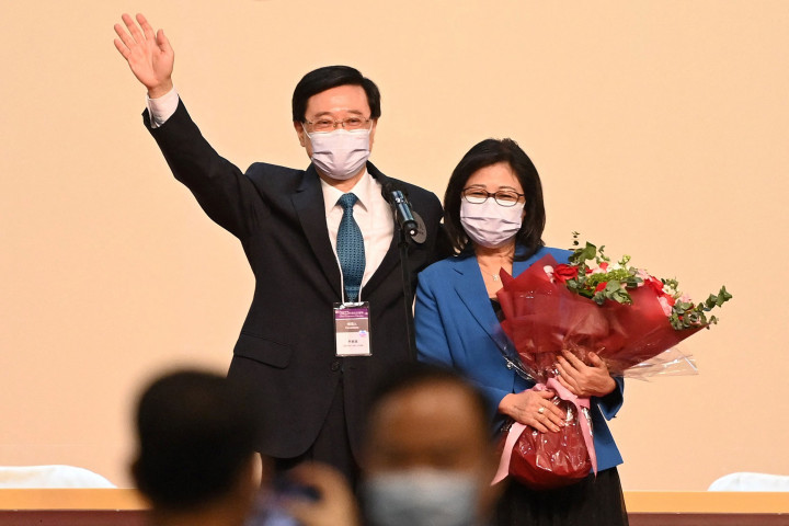 Lee menjadi satu-satunya kandidat dalam pemilihan dan komite yang memilihnya merupakan tokoh-tokoh pro-Beijing dari lingkaran pendirian Hong Kong pada September 2021. Sebelumnya, dia menjabat mantan wakil sekretaris komisaris polisi sampai dipromosikan menjadi sekretaris kepala pada 2021, lewat reputasi yang ia bangun dalam menegakkan hukum dan ketertiban yang ketat.