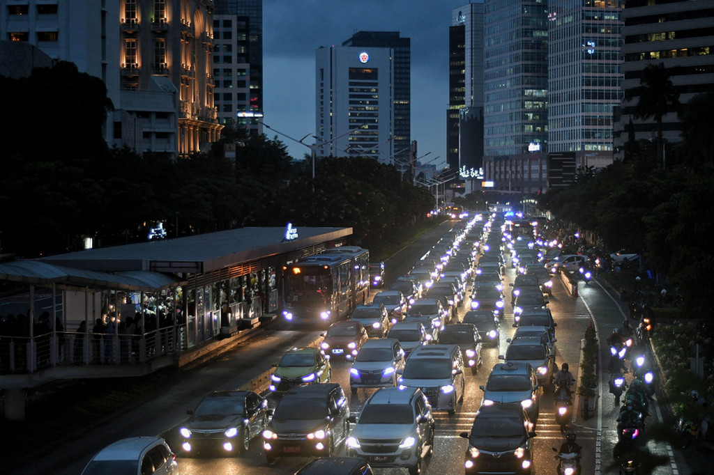 Sejumlah kendaraan terjebak kemacetan di jalan Sudirman, Jakarta, Senin, 9 Mei 2022. 