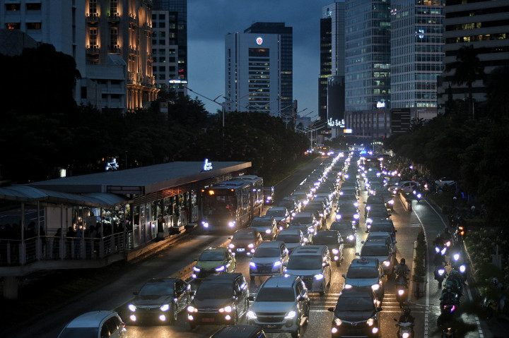 Sejumlah kendaraan terjebak kemacetan di jalan Sudirman, Jakarta, Senin, 9 Mei 2022. 