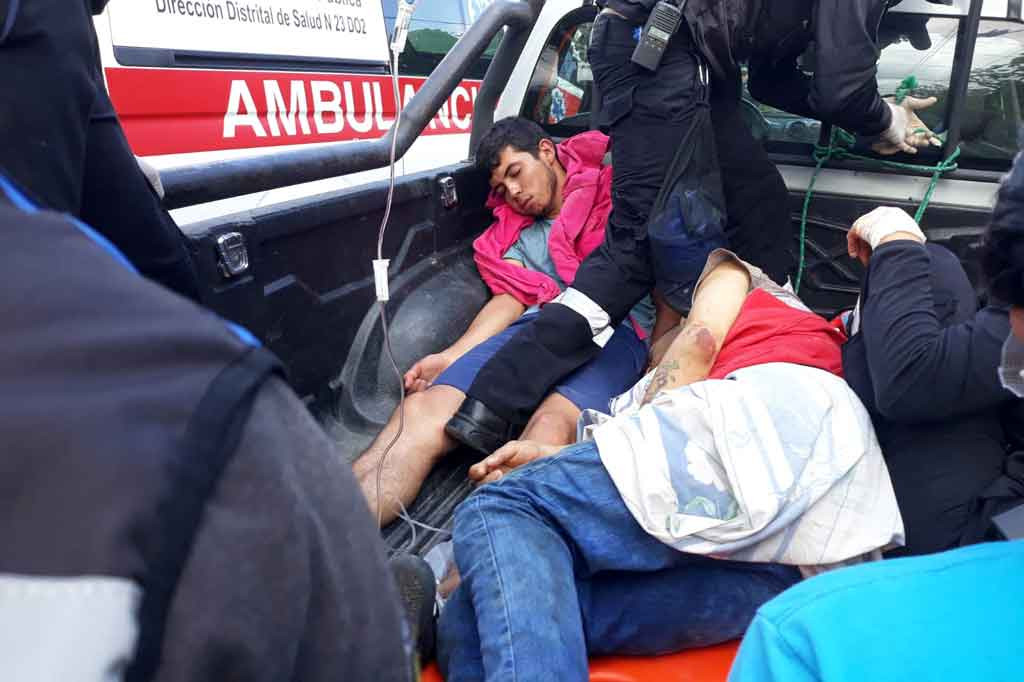 Narapidana yang terluka akibat kerusuhan, diangkut dengan truk ke ambulans, di luar penjara Bella Vista di Santo Domingo de los Tsachilas, Ekuador, pada Senin, 9 Mei 2022 waktu setempat.