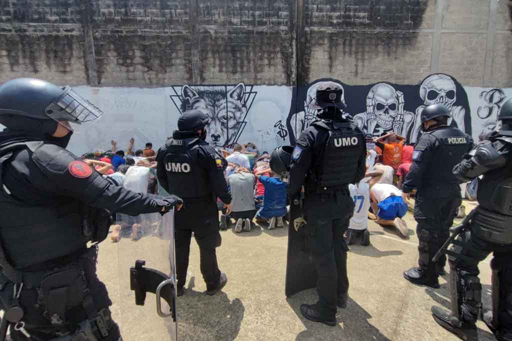 Pihak berwenang mengatakan perkelahian pecah antara geng Los Lobos dan saingannya R7 di dalam penjara Bellavista di Santo Domingo de los Colorados, sekitar 80 kilometer (50 mil) dari Quito.