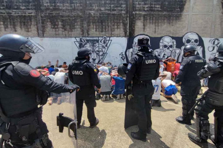 Pihak berwenang mengatakan perkelahian pecah antara geng Los Lobos dan saingannya R7 di dalam penjara Bellavista di Santo Domingo de los Colorados, sekitar 80 kilometer (50 mil) dari Quito.