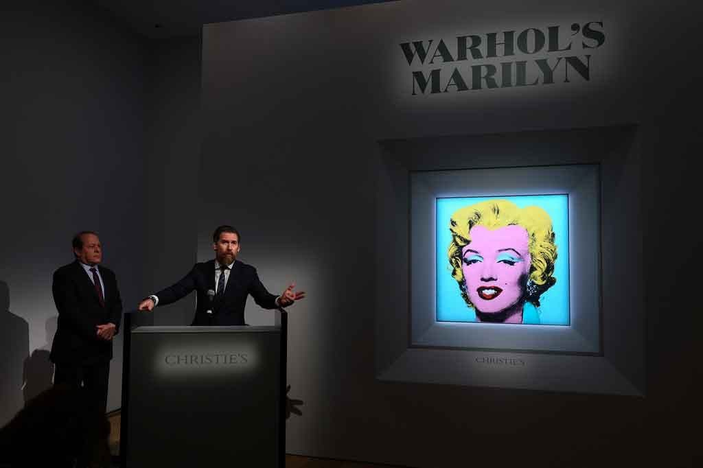 Potret ikonik Marilyn Monroe dengan latar berwarna sage-blue karya Andy Warhol laku terjual seharga USD195 juta (sekitar Rp1,8 triliun), sekaligus menjadi karya seni abad ke-20 termahal yang pernah dijual di lelang publik.