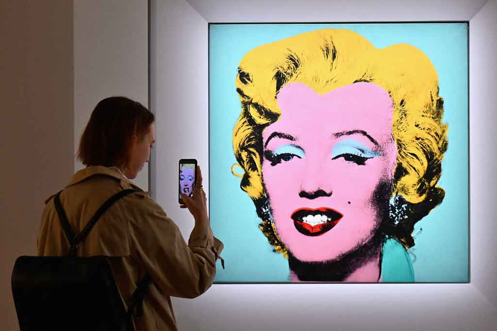 Shot Sage Blue Marilyn yang diproduksi pada 1964, dua tahun setelah kematian bintang Hollywood tersebut, terjual dengan harga USD195,04 juta, hanya dalam waktu empat menit di sebuah ruangan yang penuh sesak di markas besar Christie di Manhattan.