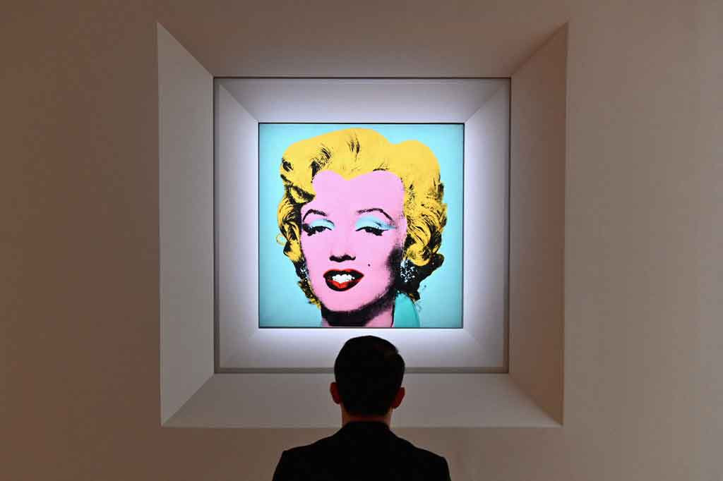 Karya cetak sablon Shot Sage Blue Marilyn merupakan bagian dari kumpulan potret Monroe. Kata Shot pada judul diambil setelah seorang pengunjung studio bernama Dorothy Podber menembakkan peluru ke arah potret-potret Monroe tersebut pada bagian dahi.