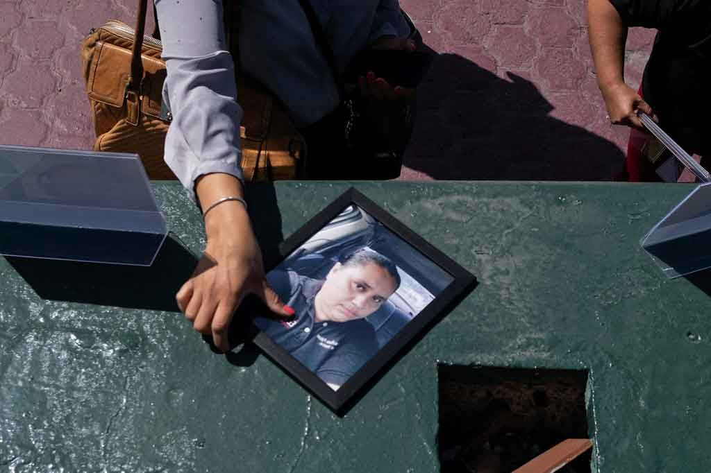 Seorang wartawan mengambil potret jurnalis Yessenia Mollinedo, yang terbunuh pada hari sebelumnya, selama demonstrasi dalam rangka Pertemuan Nasional Menentang Pembunuhan Jurnalis, di Tijuana, Negara Bagian Baja California, Meksiko, pada Senin, 9 Mei 2022.