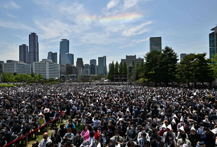 Sekitar 40 ribu warga dan pejabat Korsel mengikuti langsung prosesi pelantikan tersebut.