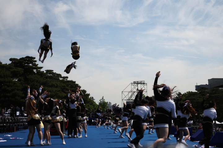 Pelantikan juga dimeriahkan dengan konser musik dan atraksi menari dengan penampil anak-anak dan remaja melambai-lambaikan bendera Korea Selatan.