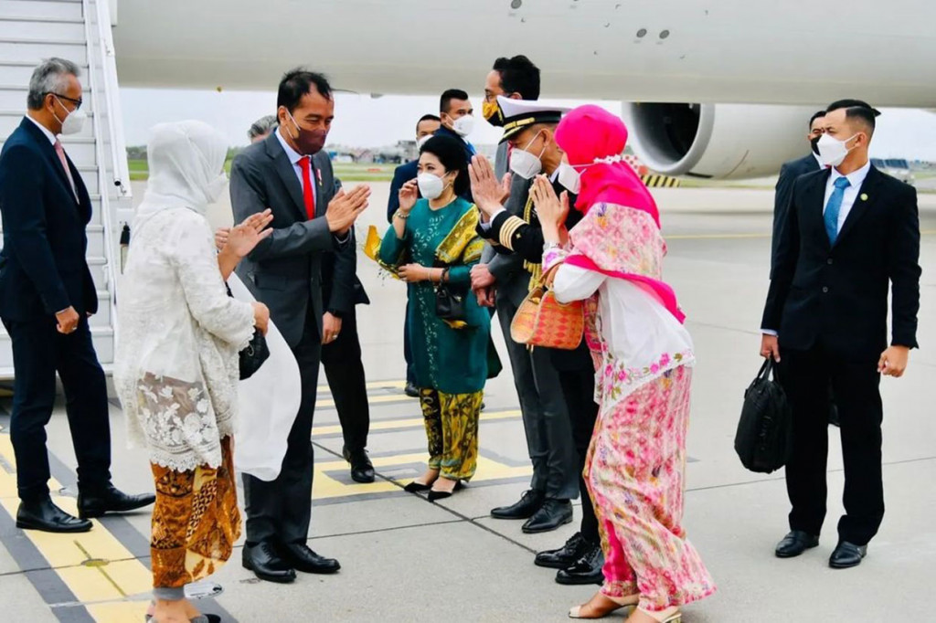 Jokowi transit di Bandara Internasional Schipol, Amsterdam, Belanda, Selasa pukul 17.20 waktu setempat atau pukul 22.20 WIB, setelah menempuh penerbangan selama kurang lebih 14,5 jam dengan menumpang Pesawat Garuda Indonesia GIA-1.