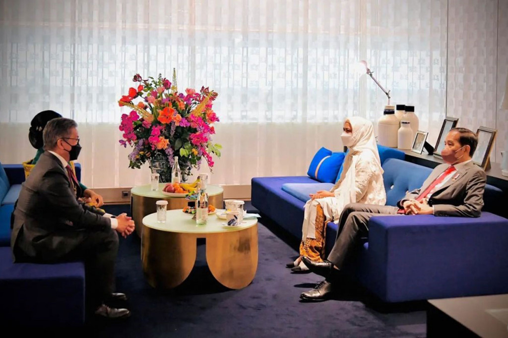 Presiden Jokowi dan rombongan transit sekitar dua jam untuk menunggu pengisian bahan bakar pesawat. Setelah itu Presiden Jokowi dan rombongan melanjutkan penerbangannya menuju Washington DC, Amerika Serikat.