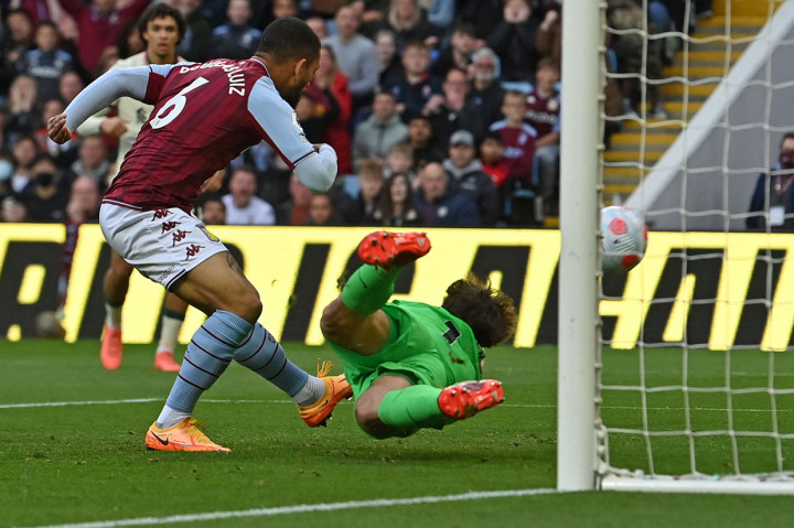 Kedua tim bermain menyerang sejak awal pertandingan. Tuan rumah berhasil unggul terlebih dahulu saat laga baru berjalan empat menit lewat sundulan Douglas Luiz yang gagal diantisipasi kiper Liverpool, Alisson Becker. Skor berubah menjadi 1-0.