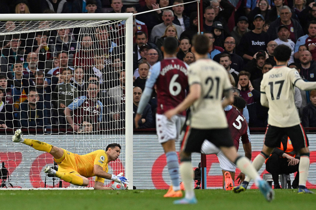 Liverpool nyaris berbalik unggul pada menit ke-42. Sayangnya bola tembakan jarak jauh Curtis Jones masih bisa ditangkap kiper Villa, Emiliano Martinez. Skor 1-1 bertahan hingga jeda.