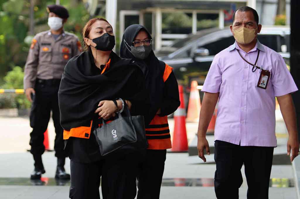 Bupati Bogor 2018-2023, Ade Yasin (rompi tahanan dan jilbab) dan mantan Bupati Tabanan, Ni Putu Eka Wiryastuti (rompi tahanan) tiba untuk menjalani pemeriksaan di gedung KPK, Jakarta, Selasa, 10 Meui 2022.