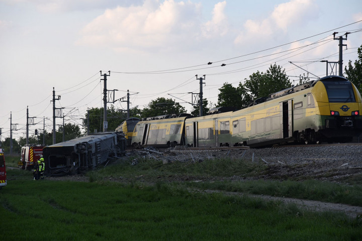 Sedikitnya satu orang meninggal dan belasan terluka ketika sebuah kereta tergelincir di luar Wina, Austria, Senin, 9 Mei 2022 waktu setempat.