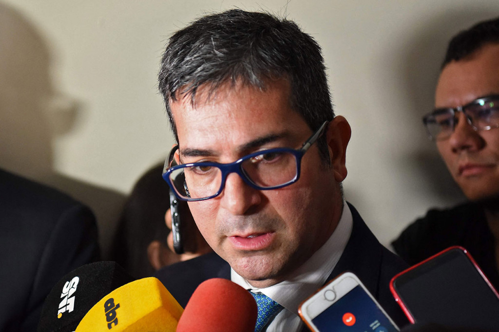 Jaksa anti-narkoba Paraguay Marcelo Pecci berbicara kepada pers di Asuncion, pada 10 Maret 2020. Pecci ditembak mati saat berbulan madu di pulau Baru, Karibia, Kolombia oleh penyerang yang kemudian melarikan diri melalui laut.