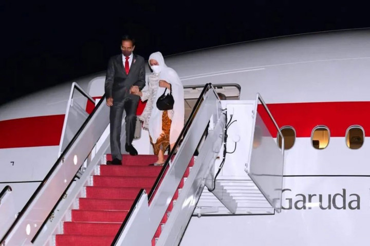 Presiden Joko Widodo bersama Ibu Negara Iriana dan rombongan tiba di Pangkalan Militer Andrews, Washington D.C., Amerika Serikat, Selasa, 10 Mei 2022, sekitar pukul 21.40 waktu setempat atau pukul 08.40 WIB, Rabu, 11 Mei 2022 WIB.