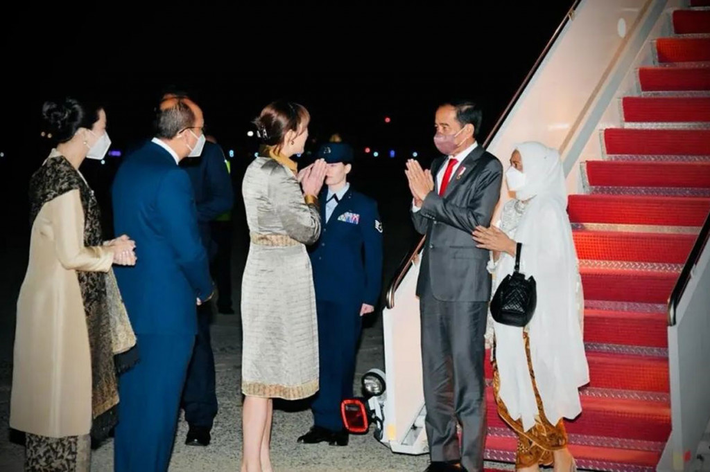 Dubes RI untuk Amerika Serikat Rosan Roeslani beserta istri menyambut Presiden dan Iriana. Presiden dan rombongan.