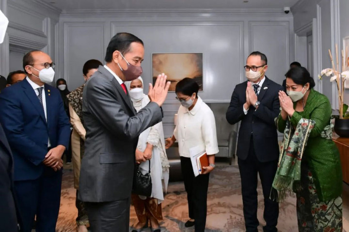 Setibanya di hotel, Presiden Jokowi dan Iriana disambut Menteri Luar Negeri Retno Marsudi, yang telah tiba di AS lebih awal.