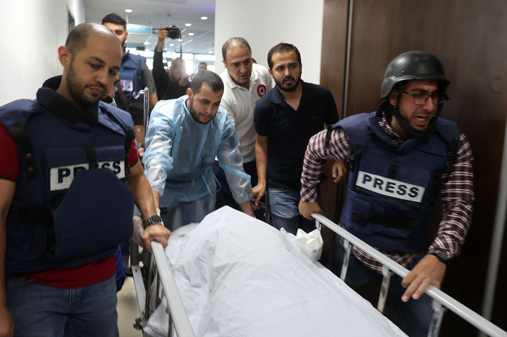 Seorang pejabat Palestina mengatakan Shireen Abu Akleh telah dibunuh oleh pasukan Israel saat melaporkan serangan di Kota Jenin, yang telah menyaksikan serangan tentara intensif dalam beberapa pekan terakhir saat kekerasan meningkat.