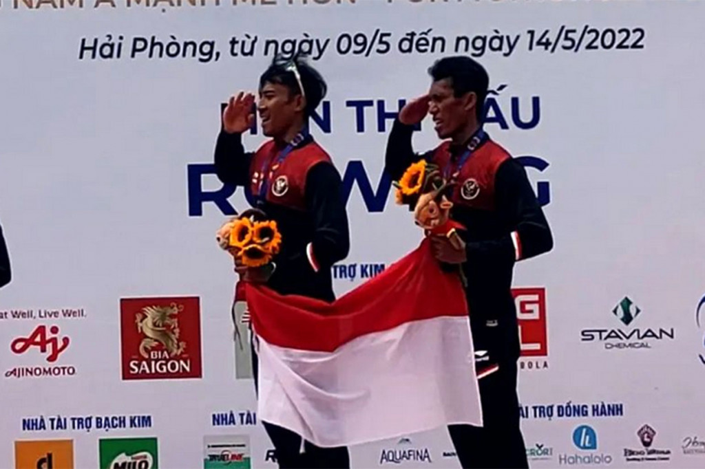 Pada final hari pertama cabang rowing, Kakan Rusmana dan Ardi Isedi yang tampil pada nomor lightweight man's double scull menjadi peraih emas pertama Indonesia.