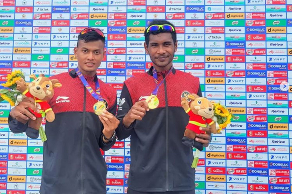 Emas berikutnya dari nomor man's double sculls (M2X) oleh Sulfianto dan Memo.