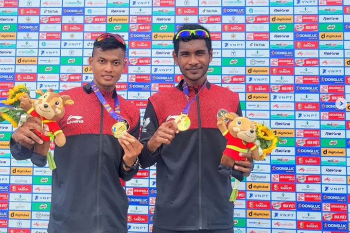 Emas berikutnya dari nomor man's double sculls (M2X) oleh Sulfianto dan Memo.