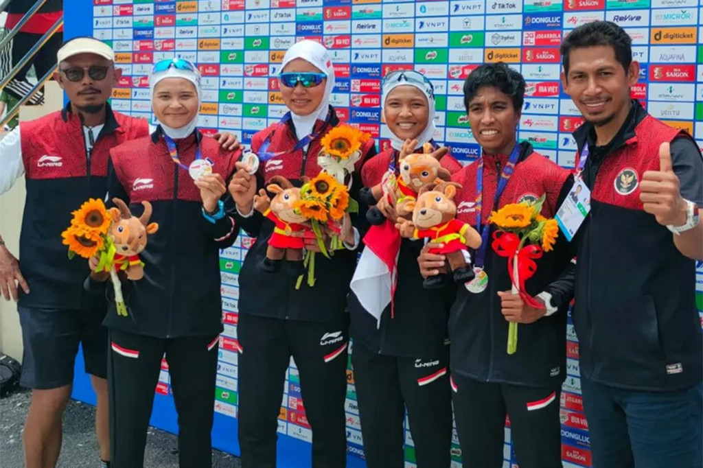 Sementara itu, perak kedua datang dari nomor women's four (W4-) oleh Syvia Lisdiana, Julianti, Aisah Nabila, dan Chelsea Corputty.