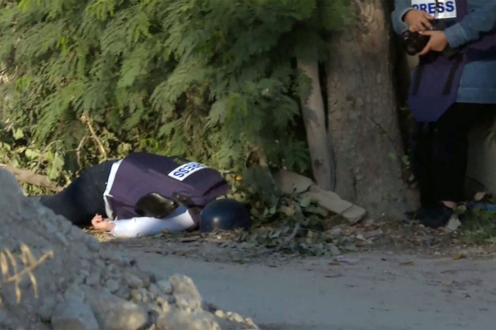 Seorang wartawati Al Jazeera meninggal oleh tembakan tentara Israel di wilayah pendudukan Tepi Barat pada Rabu, 11 Mei 2022. Begini kondisi wartawan senior Shireen Abu Aqleh sesaat setelah ditembak di wajahnya di Jenin, Tepi Barat.